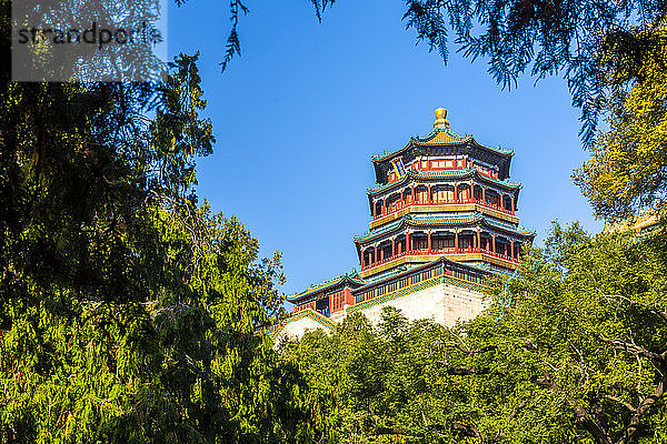 Blick auf den Turm des buddhistischen Weihrauchs auf dem Hügel der Langlebigkeit  Sommerpalast  UNESCO-Weltkulturerbe  Peking  Volksrepublik China  Asien