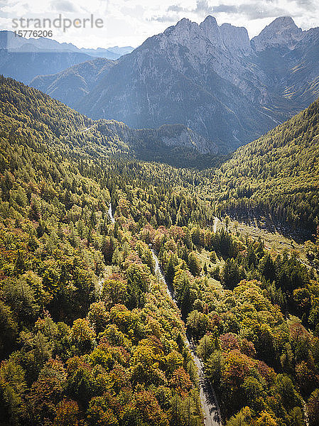 Luftaufnahme per Drohne vom Vrsic-Pass  Julische Alpen  Triglav-Nationalpark  Oberkrain  Slowenien  Europa