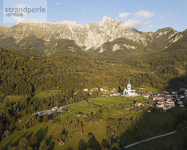 Luftaufnahme per Drohne  Dresnica  Triglav-Nationalpark  Oberkrain  Slowenien  Europa