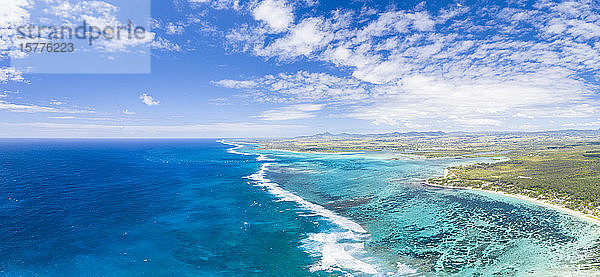 Luftpanorama der Wellen des Indischen Ozeans und des türkisfarbenen Korallenriffs  Poste Lafayette  Ostküste  Mauritius  Indischer Ozean  Afrika