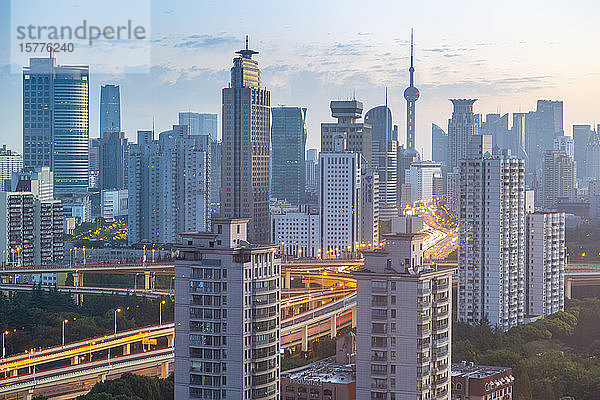 Blick auf die Skyline von Shanghai bei Sonnenaufgang  Luwan  Shanghai  China  Asien