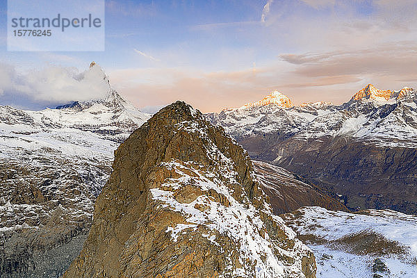 Luftaufnahme von Riffelhorn  Matterhorn und Dent Blanche bei Sonnenaufgang  Zermatt  Kanton Wallis  Schweizer Alpen  Schweiz  Europa