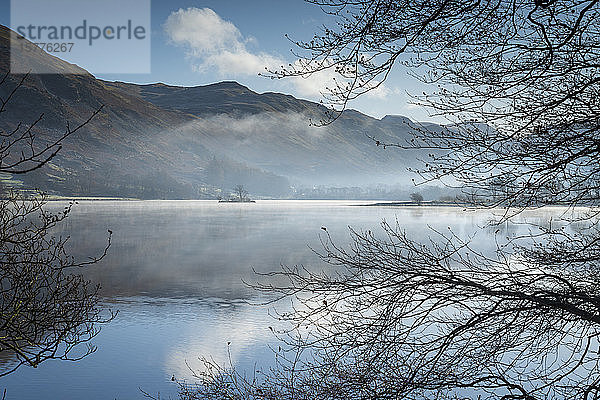 Dämmerungslicht und vorübergehender Sonnennebel über Wall Holm Island auf Ullswater  Lake District National Park  UNESCO-Weltkulturerbe  Cumbria  England  Vereinigtes Königreich  Europa