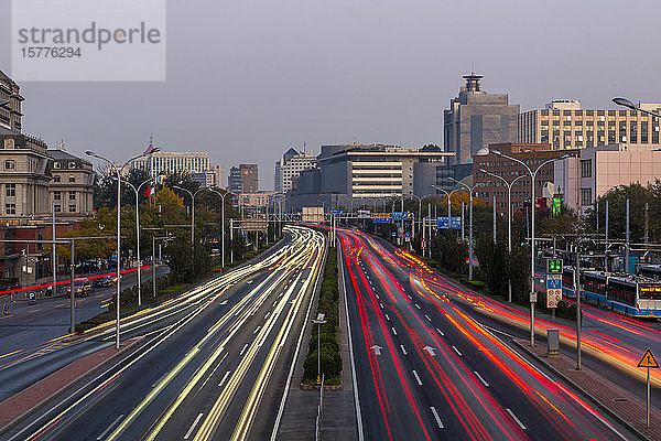 Verkehrsampel an einer Hauptstraße in der Nähe des Pekinger Zoos in der Abenddämmerung  Peking  Volksrepublik China  Asien