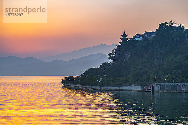 Blick auf die Shi Baozhai-Pagode bei Sonnenuntergang am Yangtze-Fluss bei Wanzhou  Chongqing  Volksrepublik China  Asien