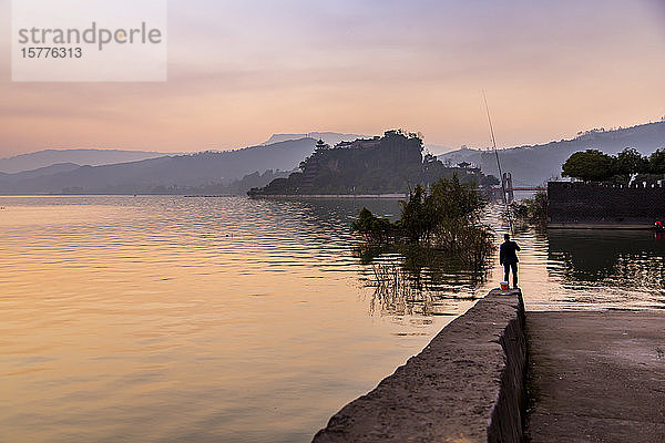 Blick auf die Shi Baozhai-Pagode bei Sonnenuntergang am Yangtze-Fluss bei Wanzhou  Chongqing  Volksrepublik China  Asien