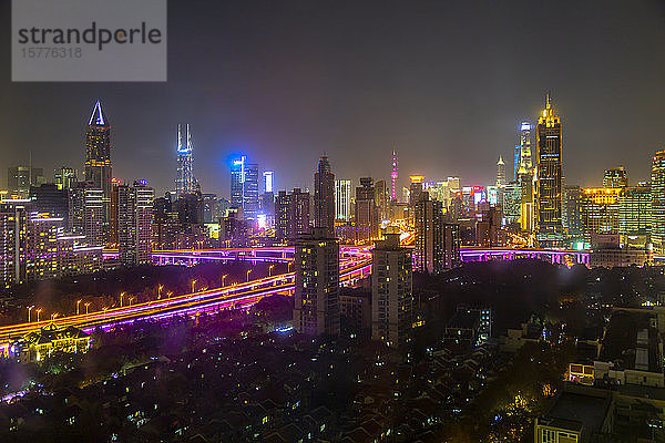 Blick auf die Skyline von Shanghai bei Nacht  Luwan  Shanghai  China  Asien