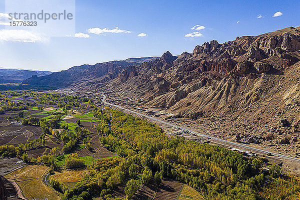 Luftaufnahme einer Drohne von Shahr-e Zuhak. die rote Stadt  Bamyan  Afghanistan  Asien