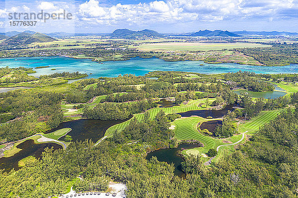 Luftaufnahme einer Drohne von Golfplätzen in der üppigen Vegetation der tropischen Lagune  Ile Aux Cerfs  Bezirk Flacq  Mauritius  Indischer Ozean  Afrika