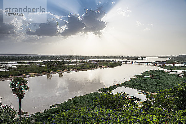 Fluss Niger bei Sonnenuntergang  Niamey  Niger  Westafrika  Afrika