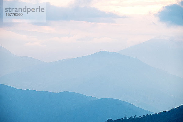 Bergige Bhutan-Landschaft in der Abenddämmerung  Bhutan  Himalaya  Asien