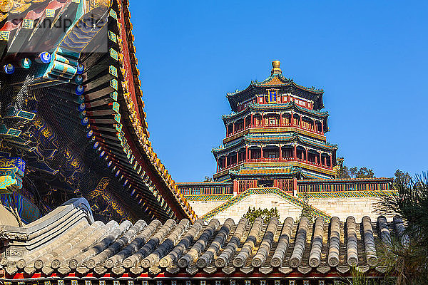 Blick auf den Turm des buddhistischen Weihrauchs auf dem Langlebigkeitsberg  Sommerpalast  UNESCO-Weltkulturerbe  Peking  Volksrepublik China  Asien