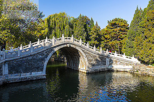 Blick auf die Bogenbrücke über den Kunming-See bei Yihe Yuan  Sommerpalast  UNESCO-Weltkulturerbe  Peking  Volksrepublik China  Asien