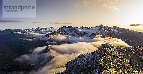 Luftaufnahme von tief hängenden Wolken über Corno Tre Signori  Pizzo Tresero und Punta San Matteo  Valtellina  Lombardei  Italien  Europa