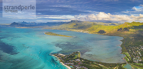 Panoramablick auf die türkisfarbene Lagune um Aux Benitiers und La Gaulette  Le Morne Brabant  Mauritius  Indischer Ozean  Afrika