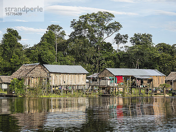 Eine kleine Fischergemeinde am Rio El Dorado  Amazonasbecken  Loreto  Peru  Südamerika