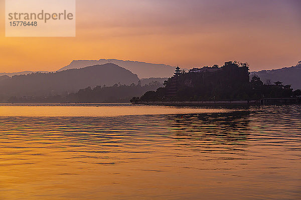 Blick auf die Shi Baozhai-Pagode in der Abenddämmerung am Yangtze-Fluss bei Wanzhou  Chongqing  Volksrepublik China  Asien