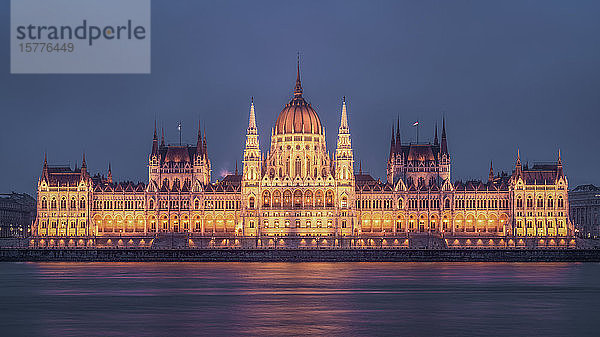 Ungarisches Parlament in der Dämmerung  Budapest  Ungarn  Europa