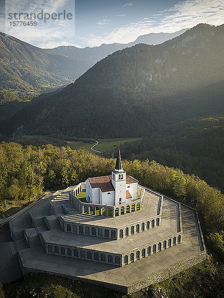Luftaufnahme der Wallfahrtskirche St. Antonius Caporetto  Kobarid  Goriska  Slowenien  Europa  per Drohne