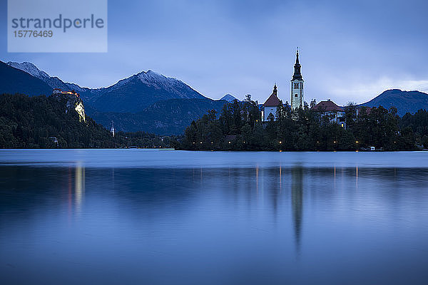 Insel Bled mit der Kirche Mariä Himmelfahrt in der Abenddämmerung  Bleder See  Oberkrain  Slowenien  Europa