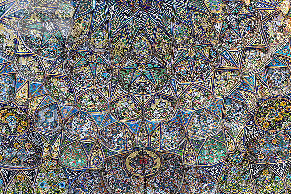Schöne Kunstwerke im Ahmad Shah Durrani Mausoleum  Kandahar  Afghanistan  Asien