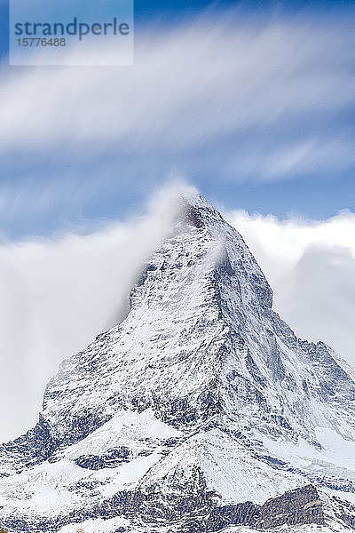 Wolken über Matterhorn mit Schnee bedeckt  Pennine Alps  Zermatt  Kanton Wallis  Schweizer Alpen  Schweiz  Europa