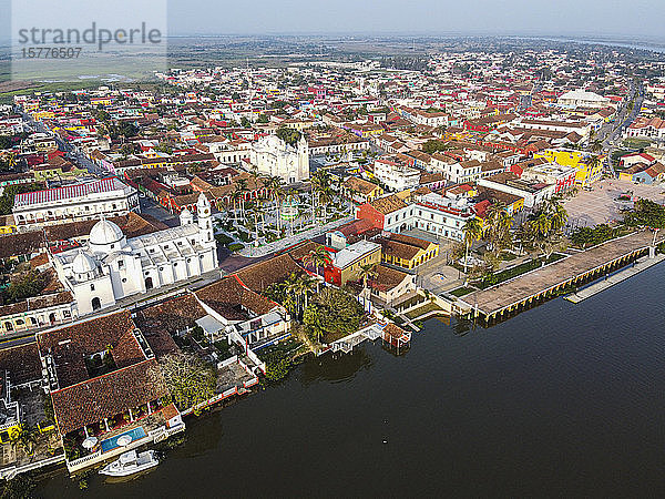 Luftaufnahme einer Drohne von Tlacotalpan  UNESCO-Weltkulturerbe  Veracruz  Mexiko  Nordamerika