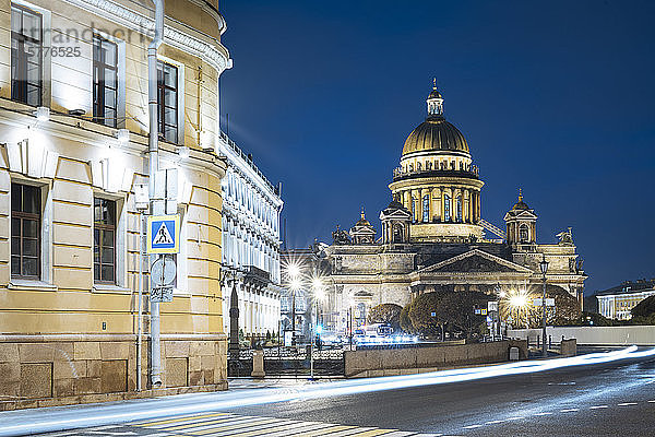Voznesensky Avenue und Außenansicht der St. Isaakskathedrale bei Nacht  UNESCO-Weltkulturerbe  St. Petersburg  Leningrad Oblast  Russland  Europa