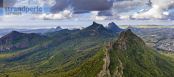 Panoramablick auf den Berg Le Pouce  Moka Range  Port Louis  Mauritius  Afrika