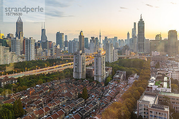 Blick auf die Skyline von Shanghai bei Sonnenaufgang  Luwan  Shanghai  China  Asien