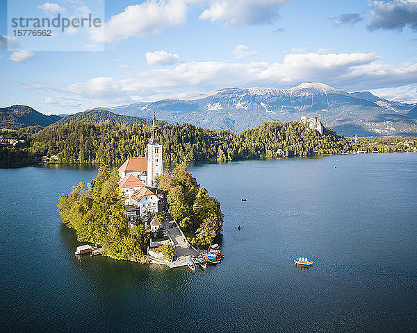 Luftaufnahme der Insel Bled mit der Kirche Mariä Himmelfahrt in der Morgendämmerung  Bleder See  Oberkrain  Slowenien  Europa