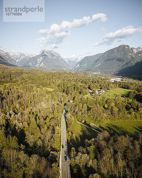 Luftaufnahme einer Drohne von der Autobahn  Triglav-Nationalpark  Oberkrain  Slowenien  Europa