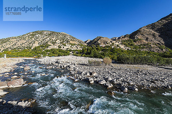 Der Panjshir-Fluss fließt durch das Panjshir-Tal  Afghanistan  Asien