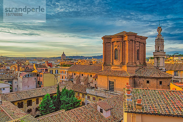 Dachlandschaftspanorama mit Flachbauten und Basilica di Sant'Andrea delle Fratte zur goldenen Stunde  Rom  Latium  Italien  Europa