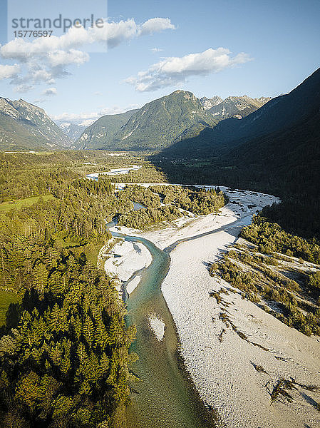 Luftaufnahme einer Drohne vom Fluss Soca  Julische Alpen  Nationalpark Triglav  Oberkrain  Slowenien  Europa