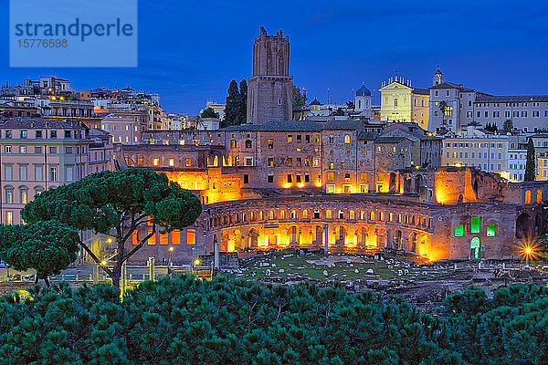 Trajans Markt (Mercati di Traiano)  restaurierter römischer Forumskomplex  UNESCO Weltkulturerbe  zur blauen Stunde Blick von oben  Rom  Latium  Italien  Europa