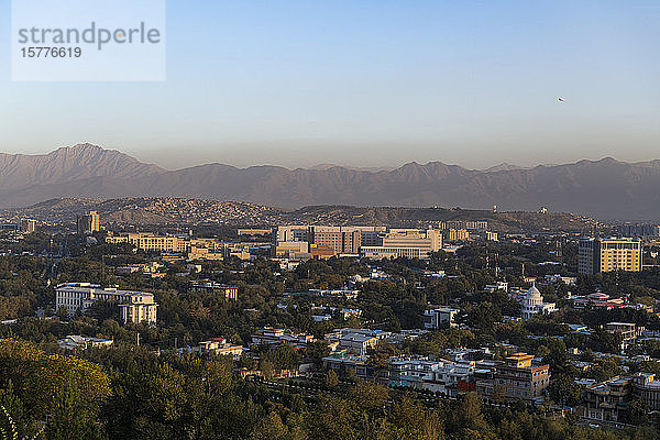 Blick über Kabul bei Sonnenuntergang  Afghanistan  Asien