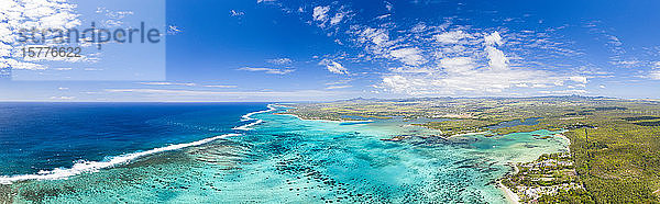Türkisfarbenes Korallenriff trifft auf die Wellen des Indischen Ozeans  Luftaufnahme  Poste Lafayette  Ostküste  Mauritius  Indischer Ozean  Afrika