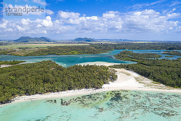 Luftaufnahme einer Drohne vom weißen Sandstrand mit türkisfarbenem Meer  umgeben von tropischen Bäumen  Ile Aux Cerfs  Flacq  Mauritius  Indischer Ozean  Afrika