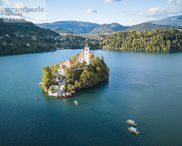 Luftaufnahme der Insel Bled mit der Kirche Mariä Himmelfahrt in der Morgendämmerung  Bleder See  Oberkrain  Slowenien  Europa