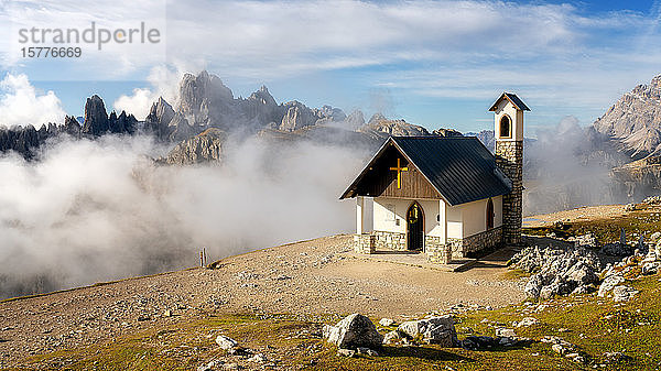 Kleine Kirche mit der Bergkette Cadini di Misurina im Hintergrund  Dolomiten  Italien  Europa