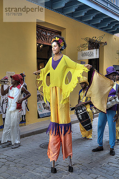 Stelzentänzer  Altstadt  UNESCO-Weltkulturerbe  Havanna  Kuba  Westindien  Karibik  Mittelamerika