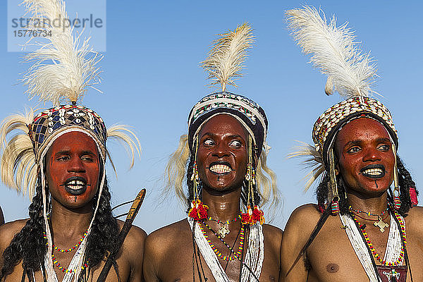 Wodaabe-Bororo-Männer mit bemalten Gesichtern beim jährlichen Gerewol-Fest  einem rituellen Balzwettbewerb des Wodaabe-Fula-Volkes  Niger  Westafrika  Afrika