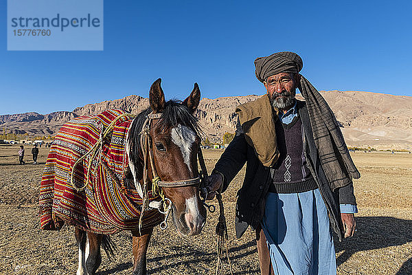 Alter Mann mit seinem Pferd bei einem Buzkashi-Spiel  Yaklawang  Afghanistan  Asien