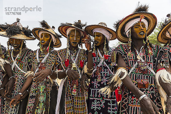 Wodaabe-Bororo-Männer mit bemalten Gesichtern beim jährlichen Gerewol-Fest  einem rituellen Balzwettbewerb des Wodaabe-Fula-Volkes  Niger  Westafrika  Afrika