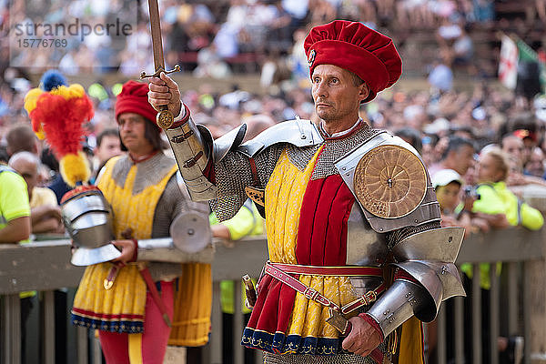 Beim Festumzug  der dem Palio-Rennen vorausgeht  ziehen Vertreter der einzelnen Stadtviertel in traditionellen Kostümen umher  Siena  Toskana  Italien  Europa