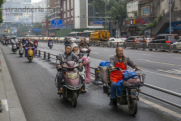 Blick auf Motorradfahrer im Stadtzentrum von Xi'an  Xi'an  Provinz Shaanxi  Volksrepublik China  Asien