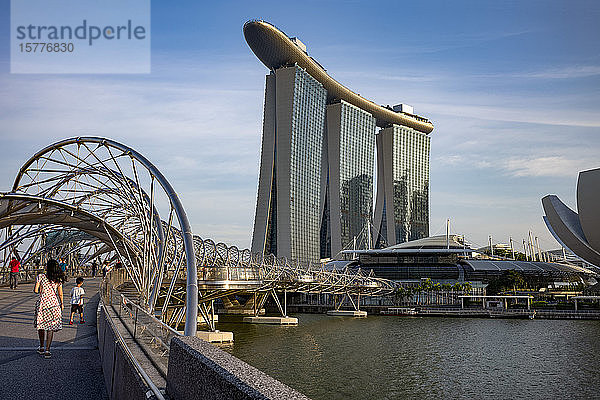 Die Helix-Brücke  das Marina Bay Sands Hotel und ein Teil des Future World-ArtScience Museum in der Marina Bay  Singapur  Südostasien  Asien