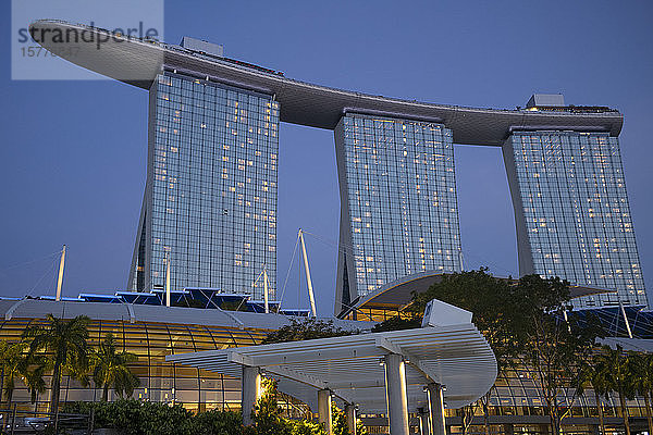 Das Marina Bay Sands Hotel in der Marina Bay in der Abenddämmerung  Singapur  Südostasien  Asien