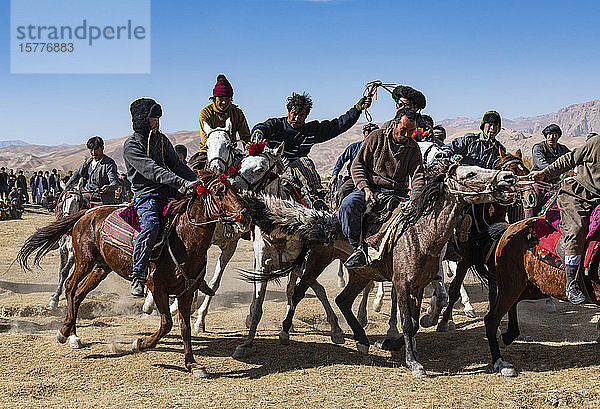 Männer bei der Ausübung eines traditionellen Buzkashi-Spiels  Yaklawang  Afghanistan  Asien
